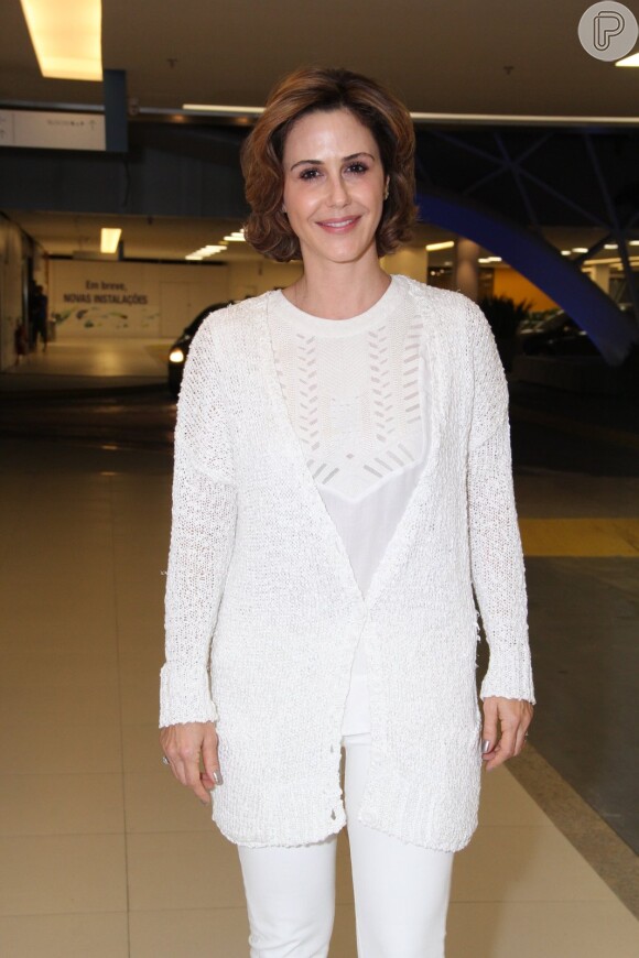 Guilhermina Guinle escolheu um look totalmente branco para ir a um evento de beleza, no Rio