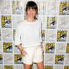 Evangeline Lilly foi à feira 'Comic Con' em Los Angeles com uma blusa de malha e uma bermuda larguinha brancas