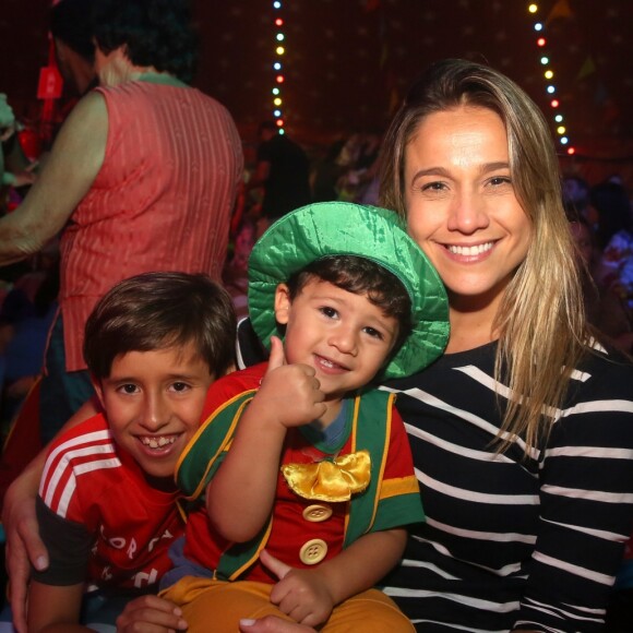 Fernanda Gentil flagrou filhos fazendo carinho em Priscila Montandon e postou foto no Instagram