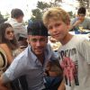 Neymar e Bruna Marquezine posam para foto com um fã-mirim durante o almoço no badalado restaurante Es Molí de Sal