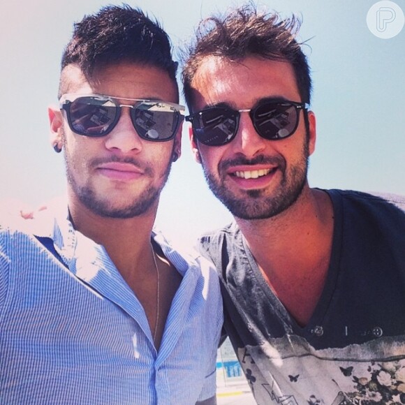 Neymar foi tietado por um fã na Marina de Ibiza, momentos antes de seguir para a Ilha Formentera na Espanha