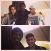 Neymar e Bruna Marquezine posam sorrindo com um fã no voo para a Espanha: 'Sentaram atrás de mim'