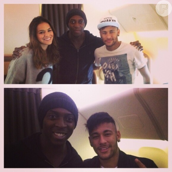 Neymar e Bruna Marquezine posam sorrindo com um fã no voo para a Espanha: 'Sentaram atrás de mim'