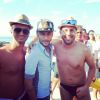 Neymar e Bruna seguiram para a praia depois do almoço. O craque não escapou dos pedidos de fotos com banhistas