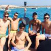 Exibe a cinta lombar durante passeio de barco no Mar Mediterrâneo com os amigos: 'Meu irmãos', escreveu na legenda da foto postada em seu Instagram