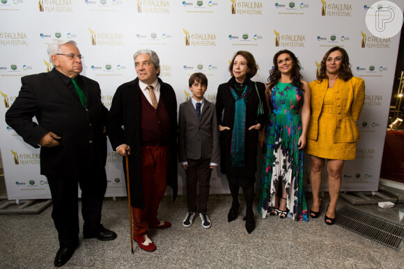 Fernanda Montenegro posa com o elenco do filme 'Infância' no Festival de Paulínia'