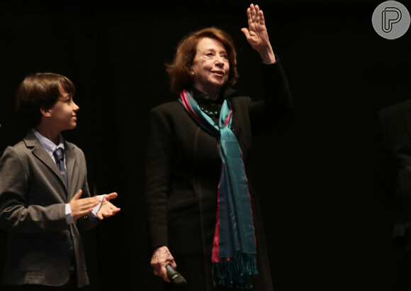 Fernanda Montenegro é aplaudida ao apresentar o filme 'Infância' no Festival de Paulínia