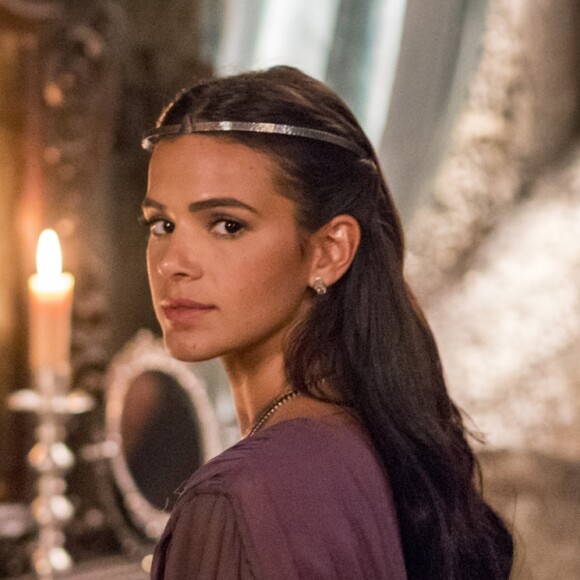 Catarina (Bruna Marquezine) se desespera ao ser presa por Afonso (Romulo Estrela) nos próximos capítulos da novela 'Deus Salve o Rei': 'Eu serei julgada amanhã! E depois que essa criança nascer, eu não sei o que vai acontecer comigo'