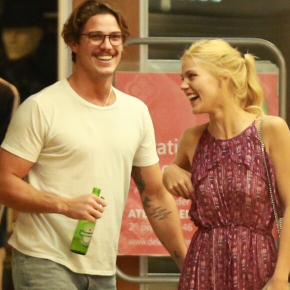 Romulo Neto e Pâmela Tomé riram bastante durante a passagem pelo Shopping da Gávea