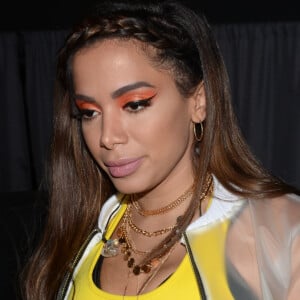 Anitta investiu em maquiagem em tom vibrante para show