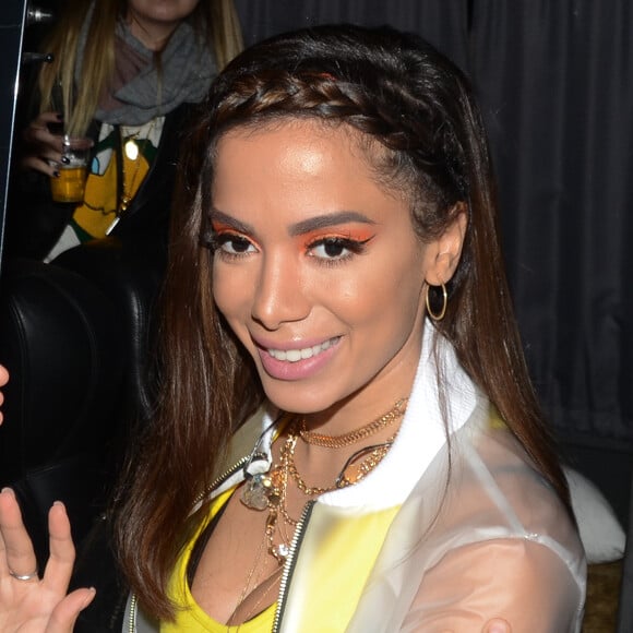 Anitta apostou em penteado solto com trança embutida na parte frontal