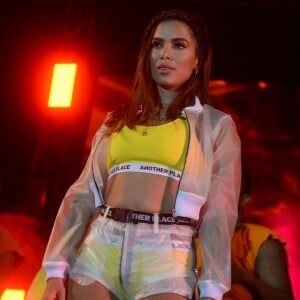 Anitta apostou em conjunto de bomber e short em PVC transparente para show