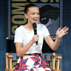 Millie Bobby Brown usa look Calvin Klein durante a Comic-Con International 2018, em San Diego, nos Estados Unidos, no sábado, 21 de julho de 2018