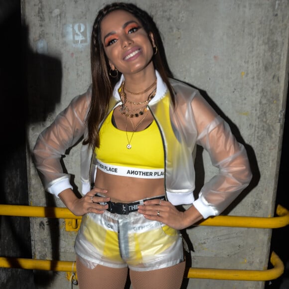 Anitta usa conjunto neon da marca Another Place e casaco e short de PVC para show de encerramento da primeira edição do 'Maior Baile do Mundo' no domingo, 22 de julho de 2018