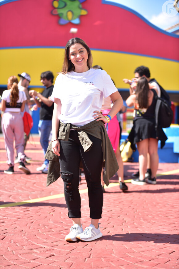 Polliana Aleixo usou t-shirt branca, jeans destroyed e tênis adidas em aniversário da atriz Gabi Lopes no Hopi Hari, em São Paulo, nesta quarta-feira, 25 de julho de 2018