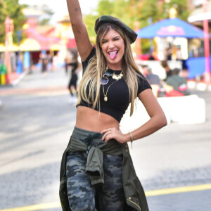 Lorena Improta usa cropped preto e calça com estampa militar aniversário da atriz Gabi Lopes no Hopi Hari, em São Paulo, nesta quarta-feira, 25 de julho de 2018