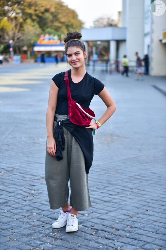 Giovanna Grigio usou calça pantacourt com tênis e pochete de veludo em aniversário da atriz Gabi Lopes no Hopi Hari, em São Paulo, nesta quarta-feira, 25 de julho de 2018