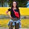A blogueira Julia Rodrigues usa calça militar, cropped preto e pochete Supreme em aniversário da atriz Gabi Lopes no Hopi Hari, em São Paulo, nesta quarta-feira, 25 de julho de 2018