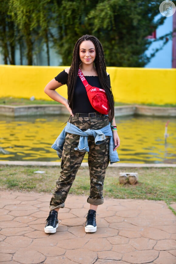 A blogueira Julia Rodrigues usa calça militar, cropped preto e pochete Supreme em aniversário da atriz Gabi Lopes no Hopi Hari, em São Paulo, nesta quarta-feira, 25 de julho de 2018