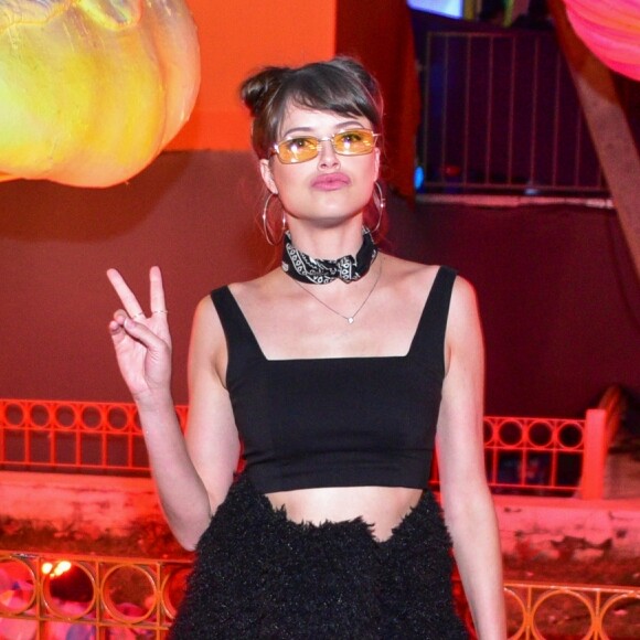 Agatha Moreira combinou look preto com com allstar amarelo e óculos retrô da marca Love Style para ir ao aniversário da atriz Gabi Lopes no Hopi Hari, em São Paulo, nesta quarta-feira, 25 de julho de 2018