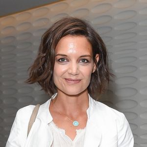 Katie Holmes escolhe look casual, com calça de alfaiataria e scarpin, para prestigiar o after party da estréia da série 'The Wife' em 23 de julho de 2018, em West Hollywood, Califórnia