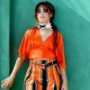Camilla Cabello escolheu cropped e calça pantalona laranja para lançar a coleção de maquiagem "Havana" em parceria com a L'Oréal, na terça-feira 24 de julho de 2018