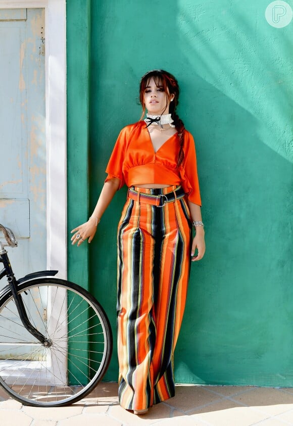 Camilla Cabello escolheu cropped e calça pantalona laranja para lançar a coleção de maquiagem "Havana" em parceria com a L'Oréal, na terça-feira 24 de julho de 2018
