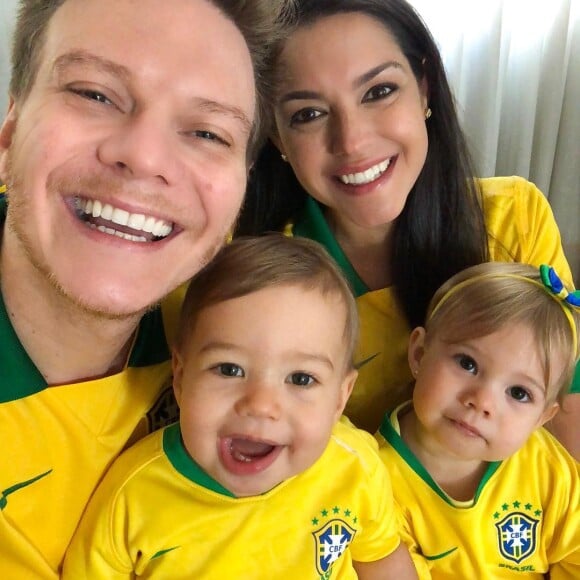 Michel Teló está sempre curtindo a companhia de Thais Fersoza e dos filhos, Melinda, de quase 2 anos, e Teodoro, de 11 meses