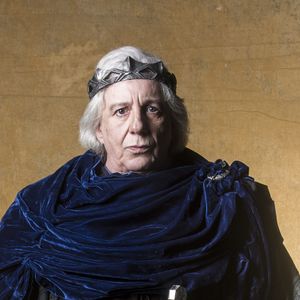 Augusto (Marco Nanini) vai cuidar da filha de Catarina (Bruna Marquezine) após morte da vilã, nos últimos capítulos da novela 'Deus Salve o Rei'