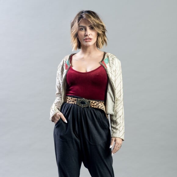 Betina (Cleo) é noiva de Samuca (Nicolas Prattes) e aliada de Emílio (João Baldasserini) em seus planos, na novela 'O Tempo Não Para'