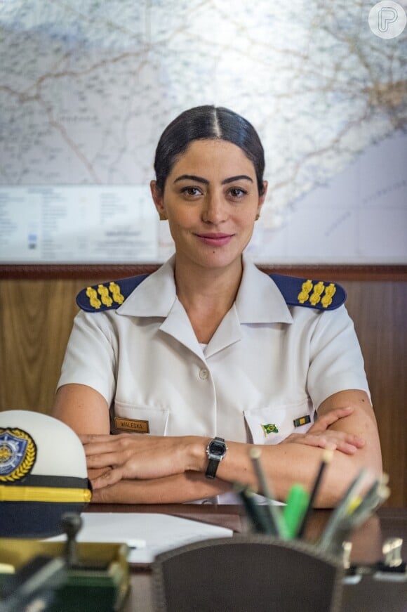 Waleska Tibério (Carol Castro) é a oficial da Marinha que não assume seu relacionamento com Elmo (Felipe Simas), na novela 'O Tempo Não Para'