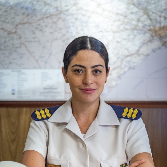 Waleska Tibério (Carol Castro) é a oficial da Marinha que não assume seu relacionamento com Elmo (Felipe Simas), na novela 'O Tempo Não Para'