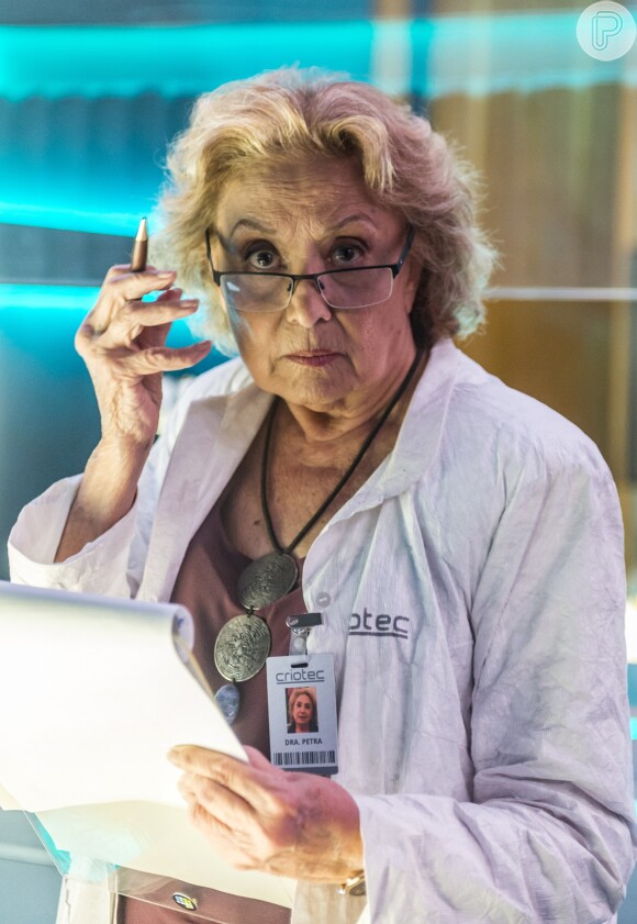Petra Vaisánen (Eva Wilma) é a médica que irá cuidar dos congelados, na novela 'O Tempo Não Para'
