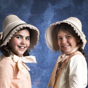 Maria Nicolina/Nico (Raphaela Alvitos) e Kiki (Nahtalia Rodrigues) são irmãs gêmeas, porém de personalidade bem diferente, na novela 'O Tempo Não Para'
