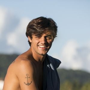 Elmo (Felipe Simas) é o melhor amigo de Samuca (Nicolas Prattes), se envolverá com Miss Celine (Maria Eduarda de Carvalho) e Waleska Tibério (Carol Castro), na novela 'O Tempo Não Para'