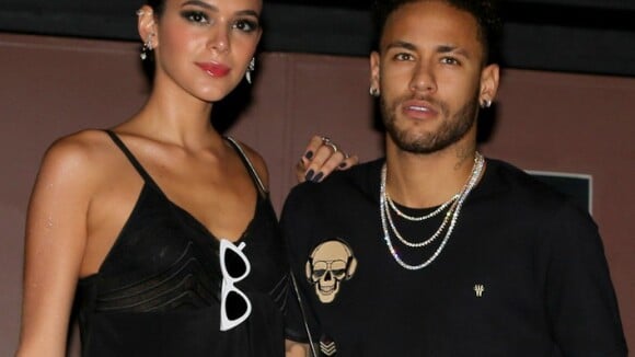 Bruna Marquezine e Neymar dançam coladinhos em festa de casamento. Vídeo!