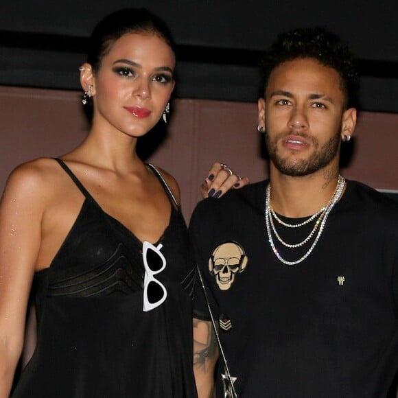 Bruna Marquezine e Neymar foram padrinhos do casamento do ex-jogador do Santos Léo Bastos e de Gabriela Pozzi