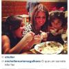 Carolina Magalhães posa foto comendo no Instagram
