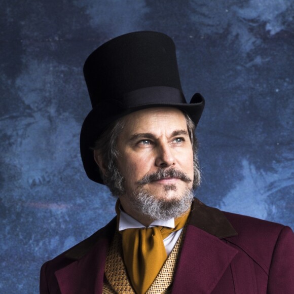 Dom Sabino (Edson Celulari) fica encantado com São Paulo, no capítulo de sábado, 4 de agosto de 2018, da novela 'O Tempo Não Para'