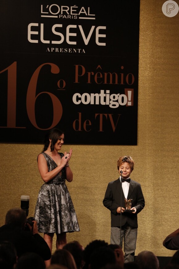 Tomás Sampaio recebeu o troféu de melhor ator infantil das mãos de Adriana Birolli