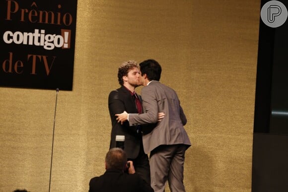 Mateus Solano e Thiago Fragoso dão selinho no palco do Prêmio Contigo! de TV (28 de julho de 2014)
