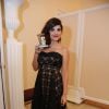 Vanessa Giácomo exibe seu troféu no Prêmio Contigo! de TV