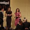 Dira Paes recebeu o tpitulo de Mulher Extraordinária no Prêmio Contigo! de TV das mãos de Isabelli Fontana