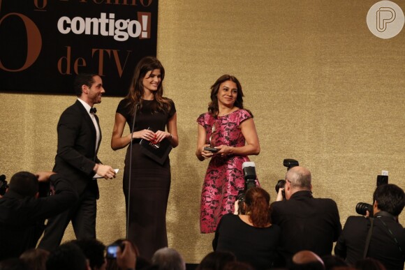 Dira Paes recebeu o tpitulo de Mulher Extraordinária no Prêmio Contigo! de TV das mãos de Isabelli Fontana
