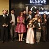 Cauã Reymond, Mateus Solano, Tatá Werneck, Dira Paes, Mel Maia posam com os homenageados do Prêmio Contigo! de TV