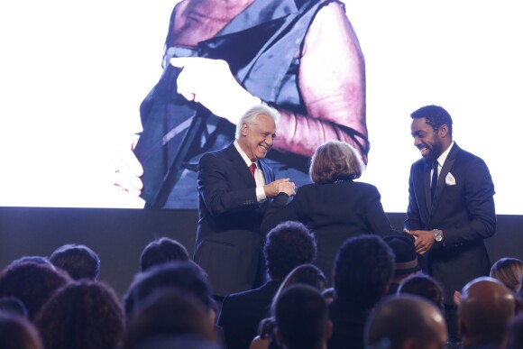 Antonio Fagundes e Lázaro Ramos receberam Nathalia Timberg no palco da premiação