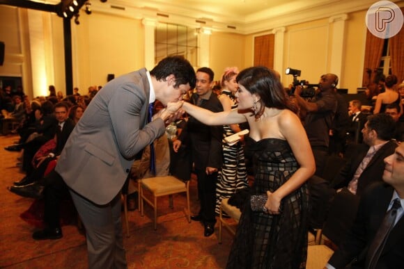Mateus Solano beija a mão de Vanessa Giácomo durante a premiação