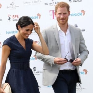 JUnto de Harry, Meghan apostou em look mais casual para um evento em Windsor, na Inglaterra