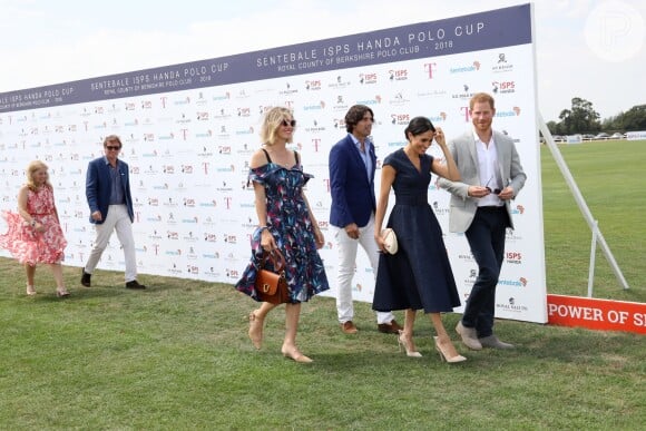 JUnto de Harry, Meghan apostou em look mais casual para um evento em Windsor, na Inglaterra