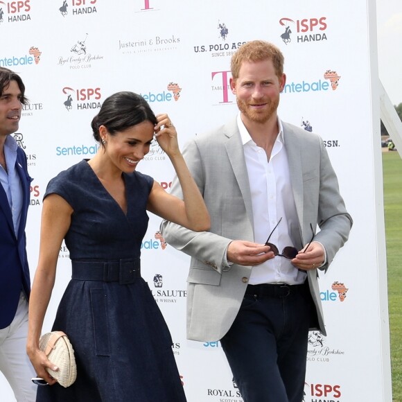 JUnto de Harry, Meghan apostou em look mais casual para um evento em Windsor, na Inglaterra